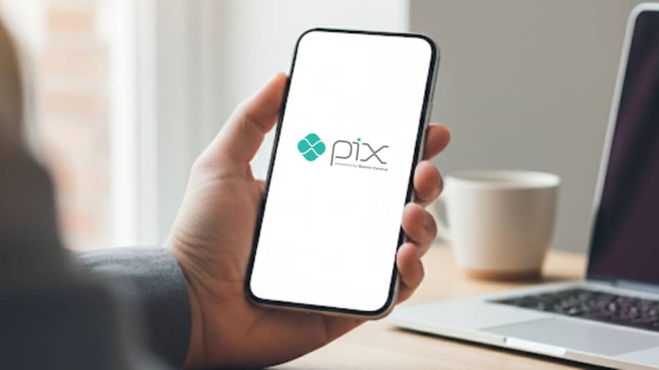 Smartphone exibindo a tela de seleção de métodos de pagamento, com o ícone do Pix em destaque, sendo escolhido para transações online.