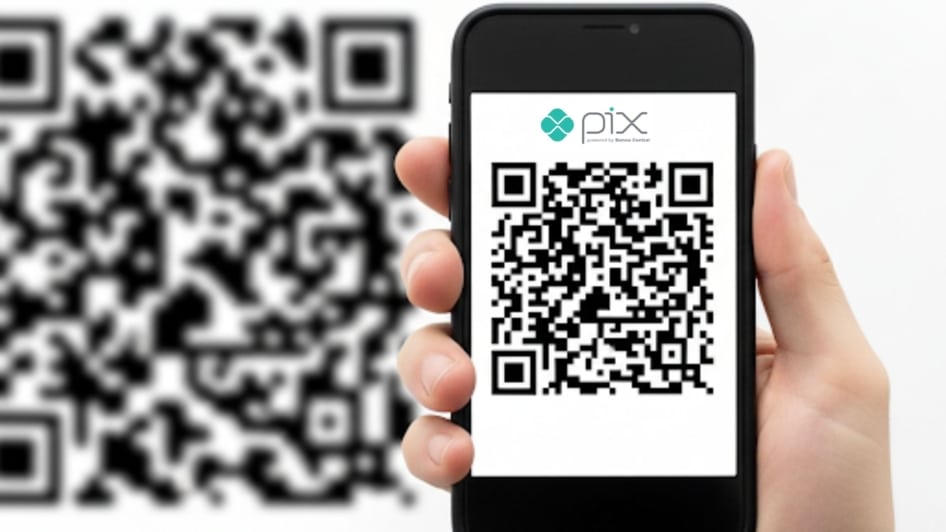 ela de celular exibindo o QR Code gerado por um cassino online para depósito via Pix.