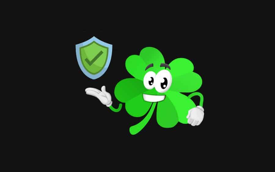 Mascote em formato de trevo de quatro folhas da F12.bet, sorrindo e segurando um escudo verde de segurança para ilustrar que a plataforma é confiável, um ponto chave em nossa Análise Completa da F12Bet.