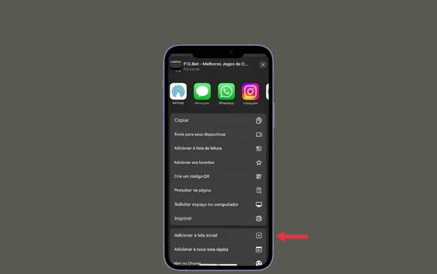 Menu de compartilhamento do Safari no iOS, mostrando a opção "Adicionar à Tela de Início" selecionada para a F12.bet.