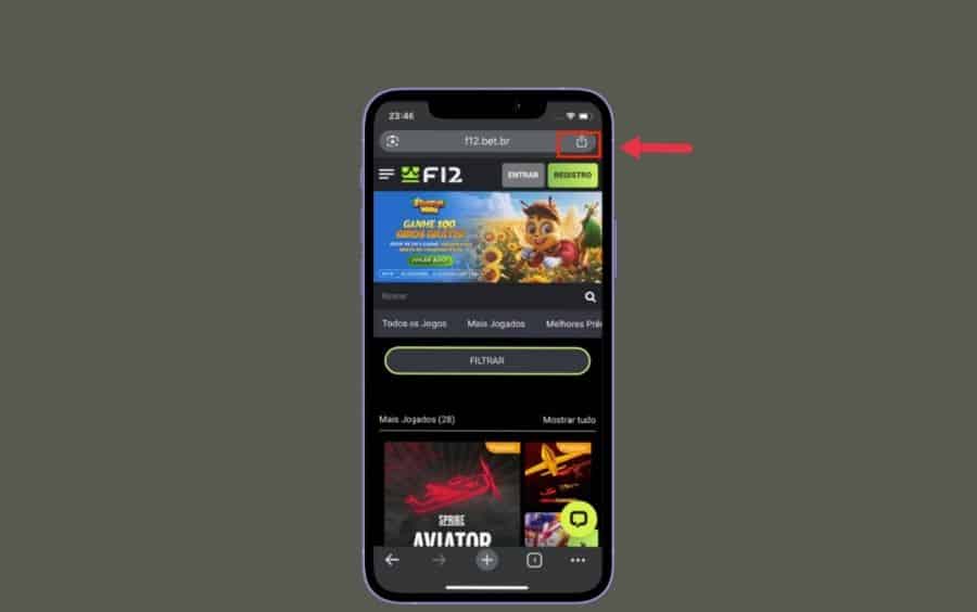 Tela do navegador Safari no iPhone, com o ícone de compartilhamento destacado para iniciar o processo de adicionar um atalho da F12.bet.