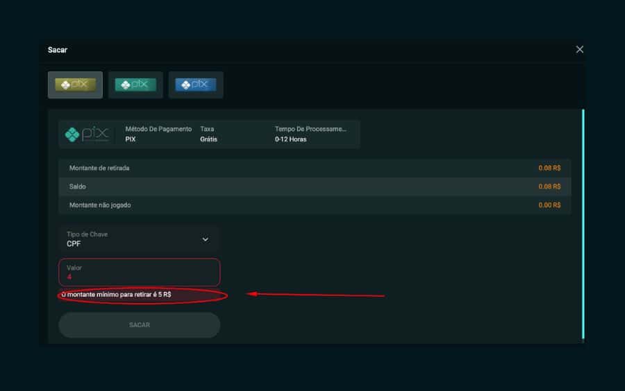 Tela de saque da Betão via Pix, com uma seta vermelha apontando para a mensagem de validação que informa: 'O montante mínimo para retirar é 5 R$'.