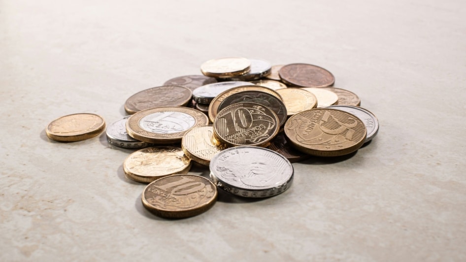 Moedas brasileiras representando os saques em cassinos online após depósitos com cartão pré-pago