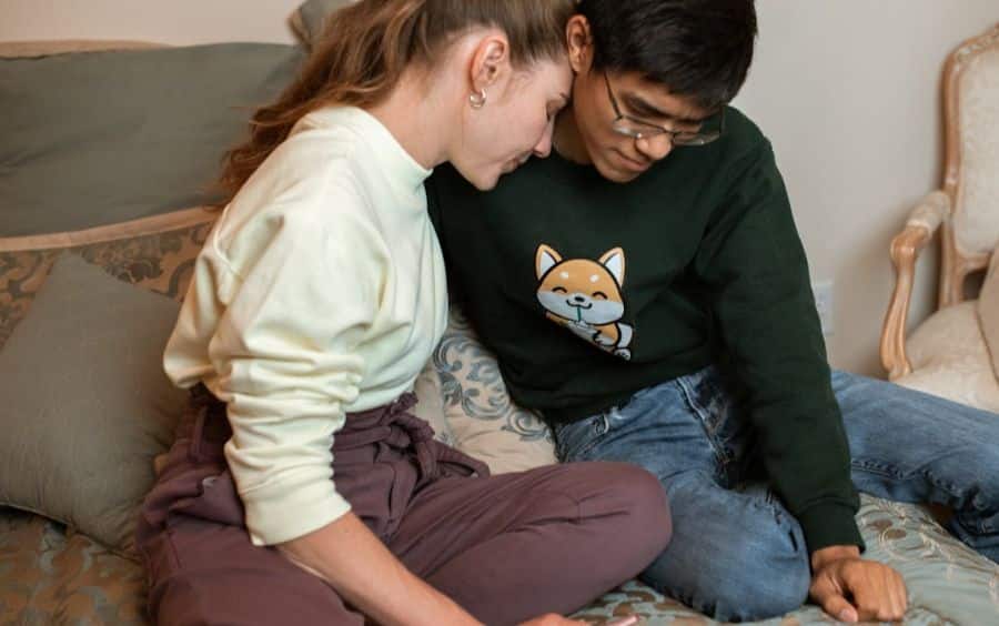 Um homem e uma mulher se abraçam, simbolizando o apoio emocional, o conforto e a importância de amigos e familiares na busca por ajuda e na recuperação de um apostador.