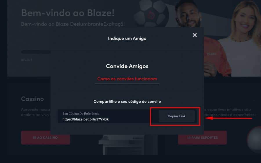 Passo 3 do tutorial 'Indique um Amigo' da Blaze, mostrando a janela pop-up 'Convide Amigos' com o link de referência pessoal e uma seta destacando o botão 'Copiar Link'.