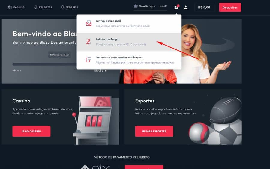 Passo 2 do tutorial 'Indique um Amigo' da Blaze, mostrando o menu da caixa de mensagens com uma seta vermelha apontando para a opção 'Indique um Amigo', que diz 'Convide amigos, ganhe R$ 20 por convite'