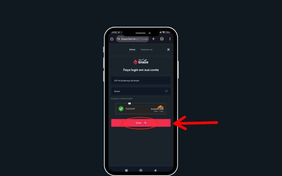 Janela pop-up 'Faça login em sua conta' da Blaze, com os campos para 'CPF Ou Endereço De Email' e 'Senha', e o botão 'Entrar' e seta vermelha apontando para o botão 'Entrar'.