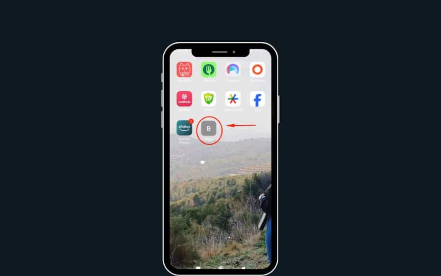 Tela inicial de um celular Android mostrando o resultado final: um ícone de atalho da 'Blaze' (um 'B' cinza) adicionado, com uma seta vermelha apontando para ele.