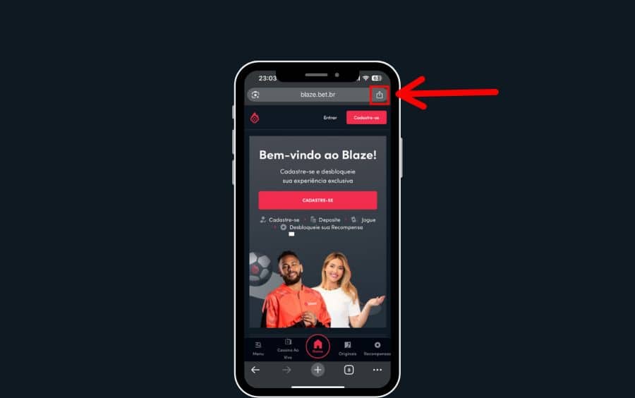 Passo 2 do tutorial de atalho da Blaze no iOS: um celular exibe o site da Blaze no Safari, e uma seta vermelha aponta para o ícone de 'Compartilhamento' (quadrado com seta para cima) na barra inferior.