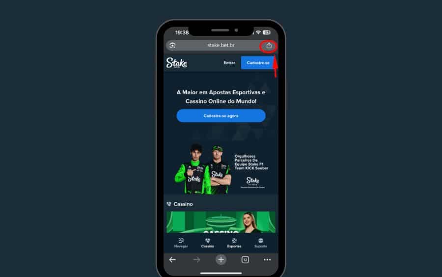 Passo 2 do tutorial de atalho da Stake no iOS, mostrando o navegador Safari com uma seta vermelha apontando para o ícone de compartilhamento na barra de endereço.