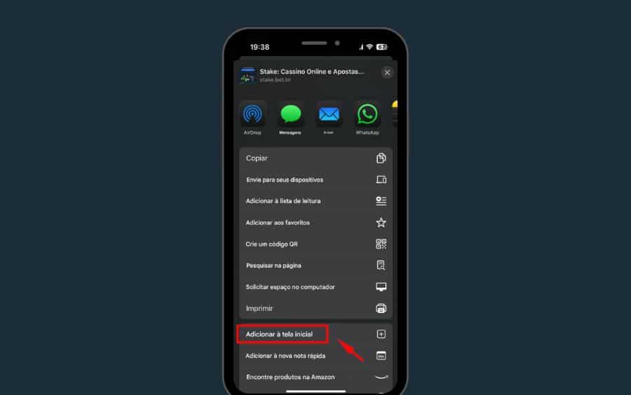 Passo 3 do tutorial de atalho da Stake no iOS, mostrando o menu de compartilhamento do Safari com uma seta vermelha apontando para a opção "Adicionar à Tela de Início".