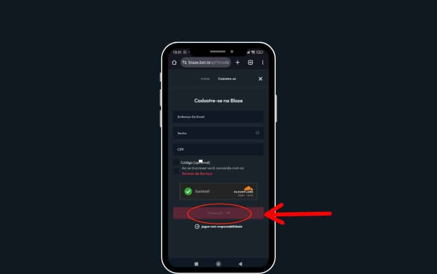 Formulário de cadastro da Blaze, mostrando os campos para preencher E-mail, Senha, CPF e um 'Código (opcional) e com o botão 'Comece já' circulado e uma seta vermelha apontando pro botão.