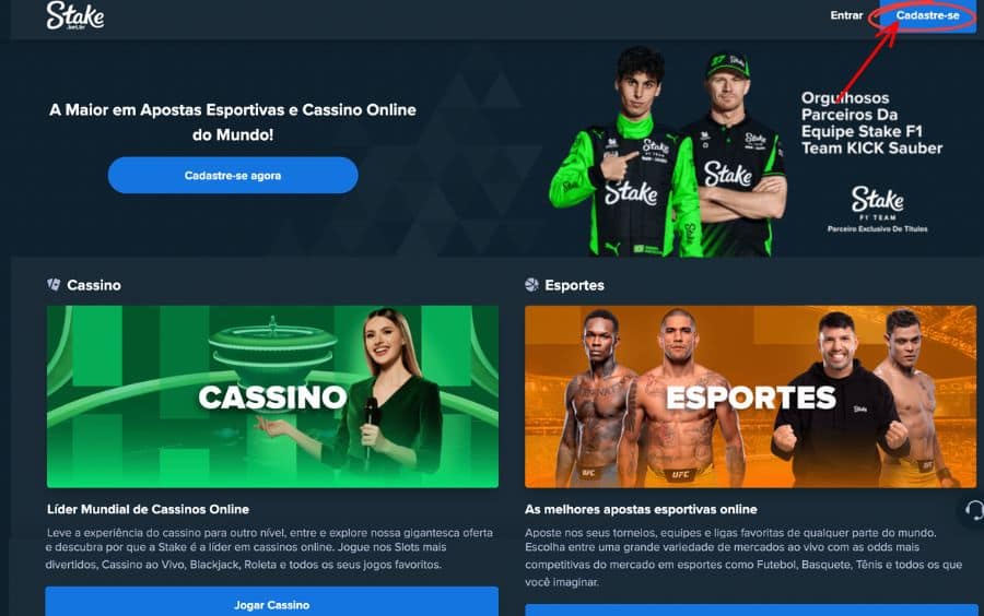 Passo 1 do tutorial de login da Stake, mostrando a página inicial com uma seta vermelha apontando para o botão "Cadastre-se" no canto superior direito.