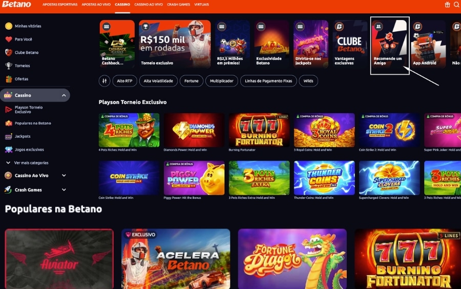Cabeçalho do cassino Betano com uma seta indicando o banner promocional "Recomende um Amigo", localizado entre as ofertas em destaque.