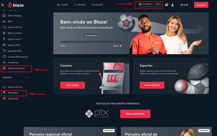 Passo 1 do tutorial de promoções da Blaze, mostrando a página inicial com setas vermelhas apontando para os locais onde encontrar ofertas: o menu 'Promoções', 'Roleta de Prêmios' e o ranque 'Sem Ranque' do Clube VIP.