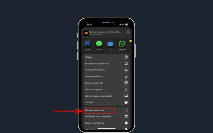 Menu de compartilhamento do Safari em um iPhone, com a opção 'Adicionar à Tela de Início' destacada por uma seta vermelha.