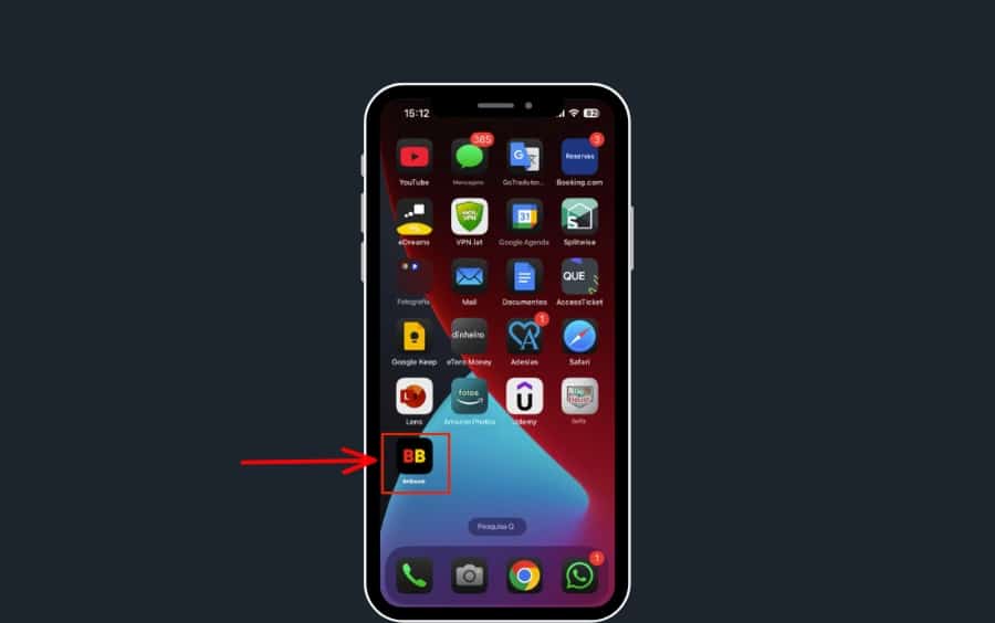 Tela inicial de um iPhone mostrando o ícone da Betboom já adicionado, semelhante a um aplicativo, com uma seta vermelha apontando para ele
