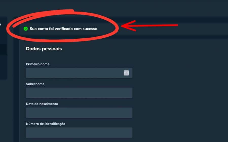 Passo 5 do tutorial de verificação da Stake, destacando com um círculo vermelho a mensagem de sucesso "Sua conta foi verificada com sucesso" no topo da página de dados pessoais.