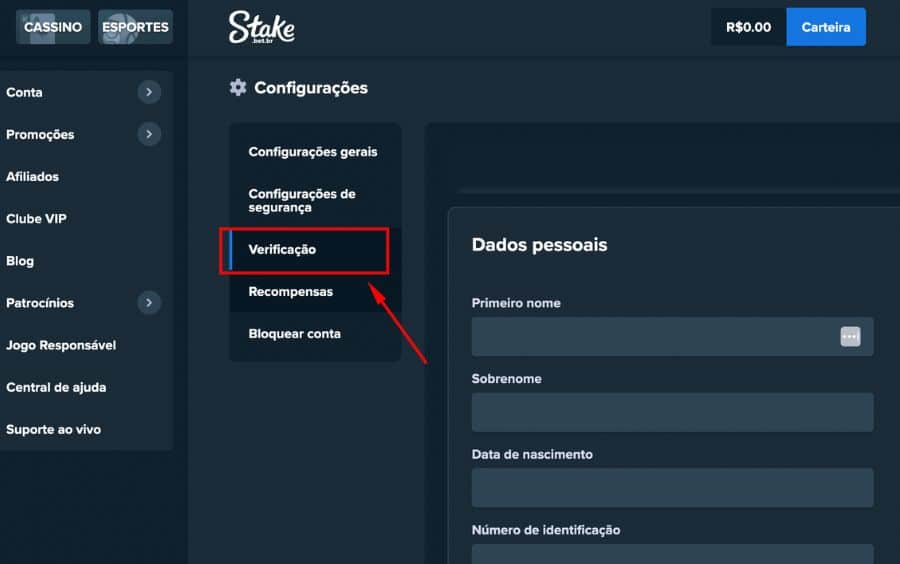 Passo 2 do tutorial de verificação da Stake, mostrando o menu "Configurações" da conta com uma seta vermelha apontando para a aba "Verificação".