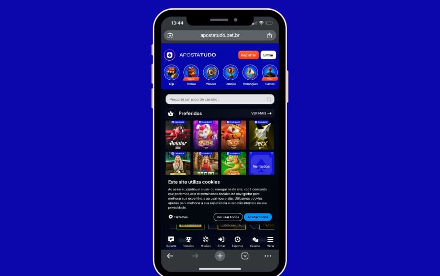 Safari aberto no iPhone acessando o site oficial da ApostaTudo na versão mobile.