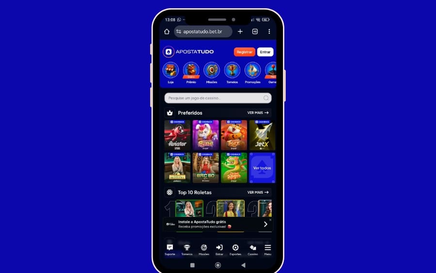 Tela inicial do site ApostaTudo no celular, com menu, jogos em destaque e opção de entrar ou registrar.