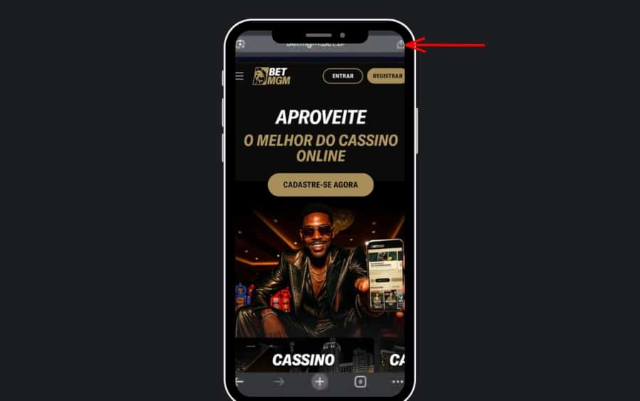 Página da BetMGM no Safari com seta indicando o botão de compartilhamento do iPhone.