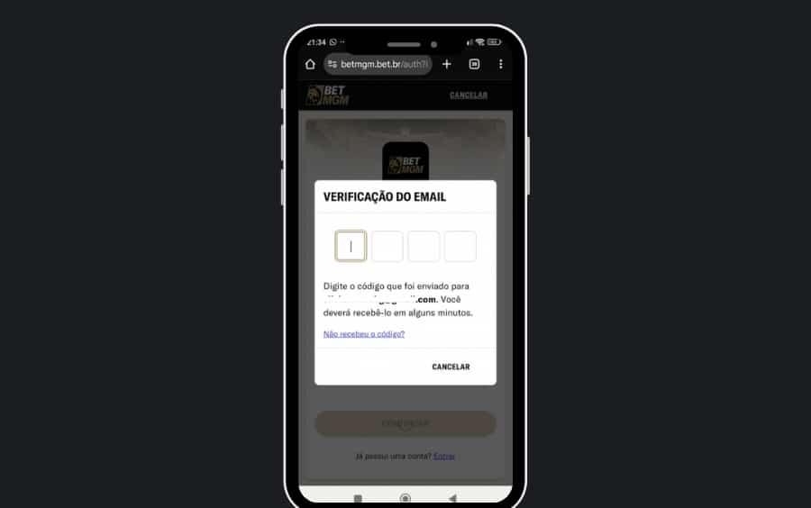 Janela de verificação de e-mail solicitando a inserção do código de 4 dígitos enviado para o endereço eletrônico do usuário.