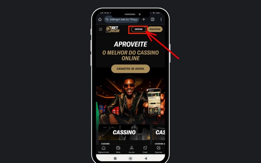 Interface mobile da BetMGM exibindo a página inicial com uma seta vermelha apontando para o botão "ENTRAR" no cabeçalho superior para abrir a área de login.