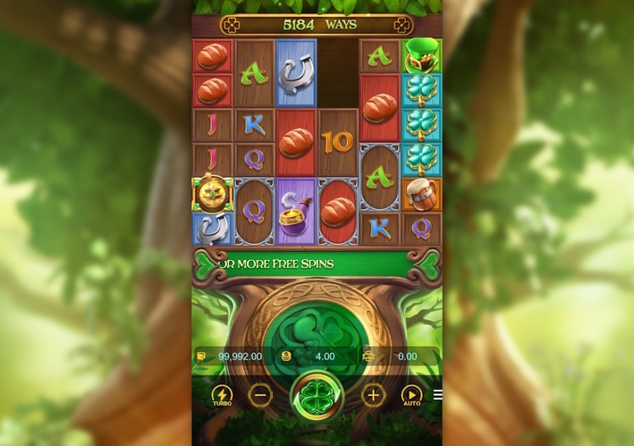 Tela do slot com leprechaun Wild, trevos e símbolos irlandeses no jogo de 7776 maneiras de ganhar