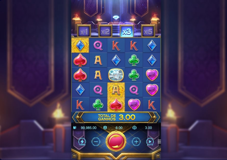 Tela do slot Majestic Treasures com símbolos de joias, multiplicadores no topo e total de ganhos exibido