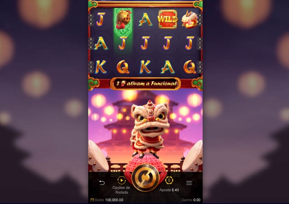 Tela do slot Prosperity Lion com símbolo wild e letras nos rolos, mostrando um leão tradicional chinês equilibrado sobre uma bola durante animação especial do jogo.