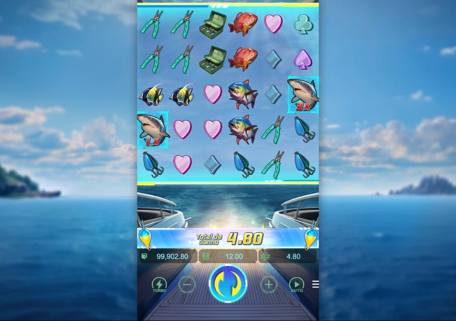 Tela do slot Shark Bounty mostrando rodada com símbolos de peixes, tubarões com multiplicadores, ferramentas de pesca e naipes de cartas, com ganhos exibidos na parte inferior.