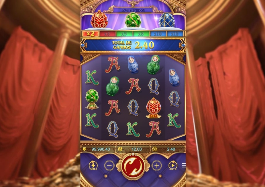 Tela do slot Tsar Treasures com ovos Fabergé, bonecas Matryoshka, letras A, K e Q e total de ganhos de 2,40 em destaque.