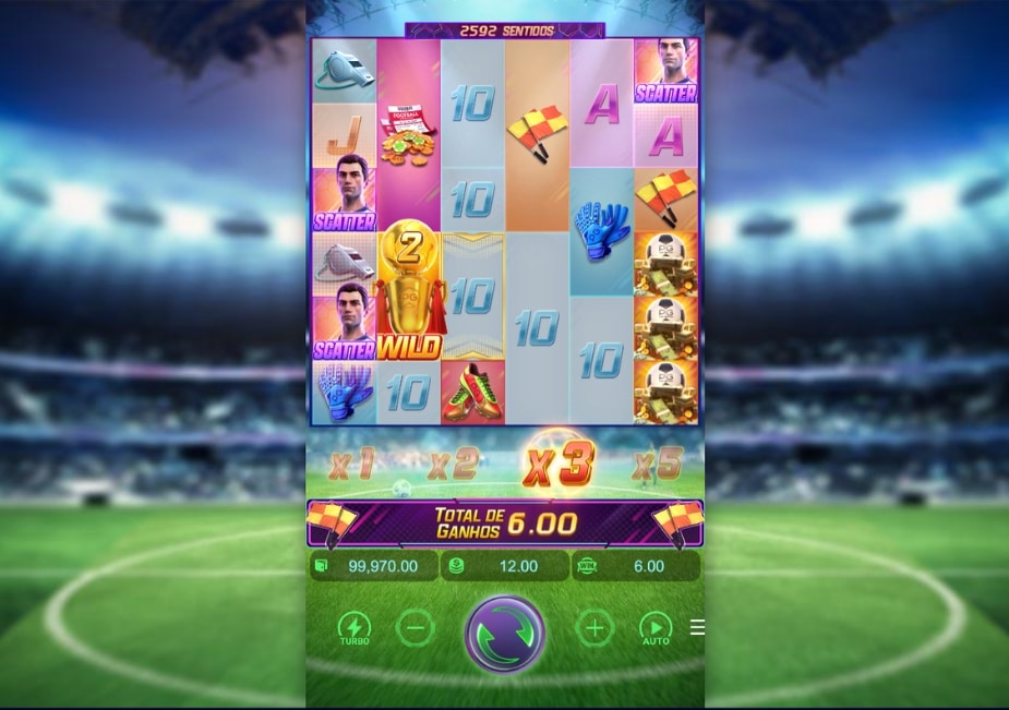 Tela do slot Ultimate Striker com tema de futebol, símbolo Wild dourado, símbolos Scatter, multiplicador x3 e total de ganhos de 6,00 em destaque.