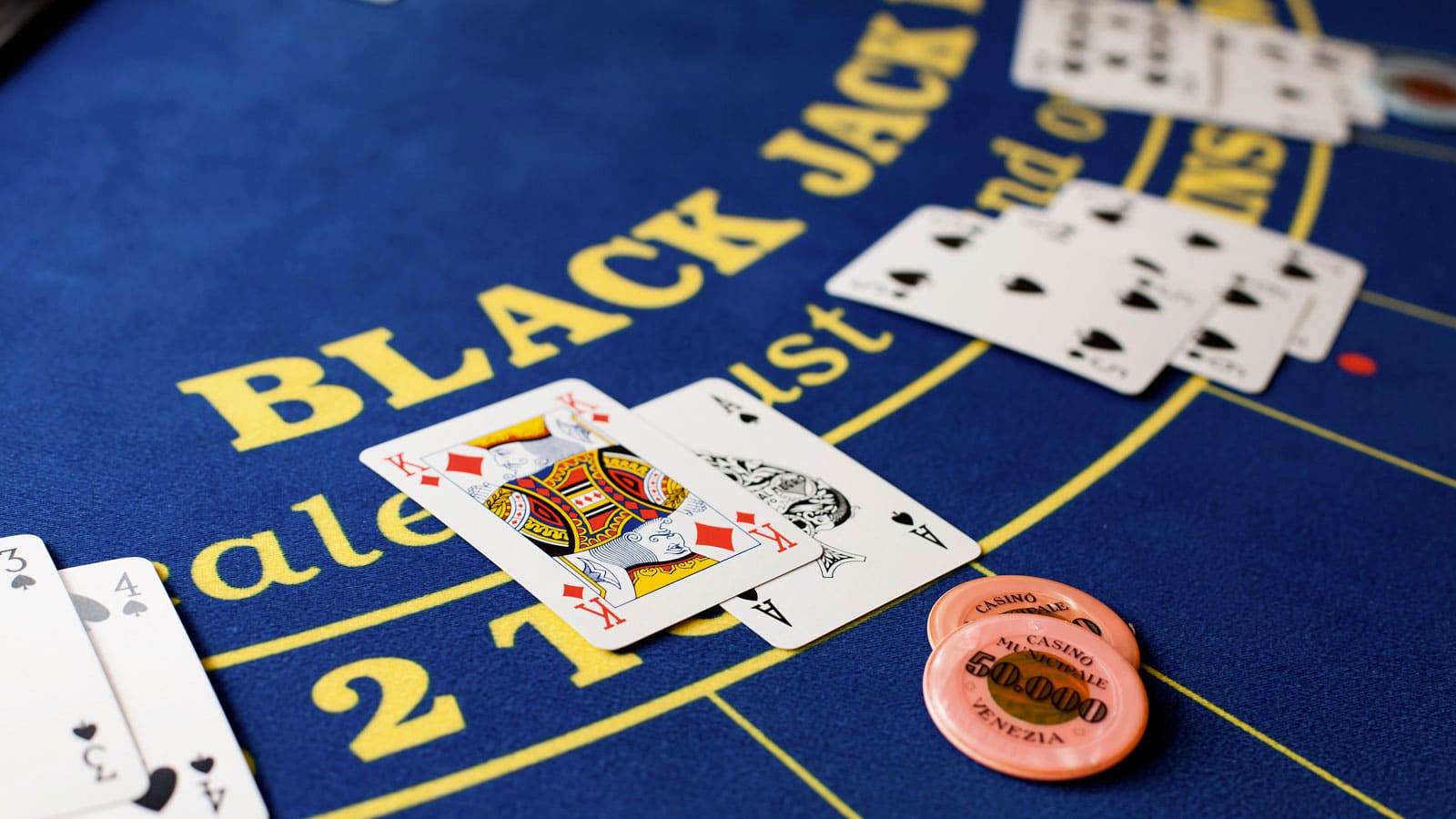 Como jogar blackjack, mesa de blackjack com cartas e fichas de cassino, ilustrando valores das cartas e distribuição do jogo.