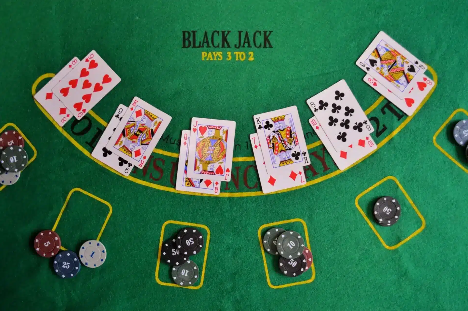 contagem de cartas ao jogar blackjack, mesa de blackjack com cartas distribuídas e fichas de aposta sobre o feltro verde.
