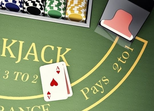 Mesa de blackjack com carta de Ás, fichas e área de seguro pagando 2 para 1