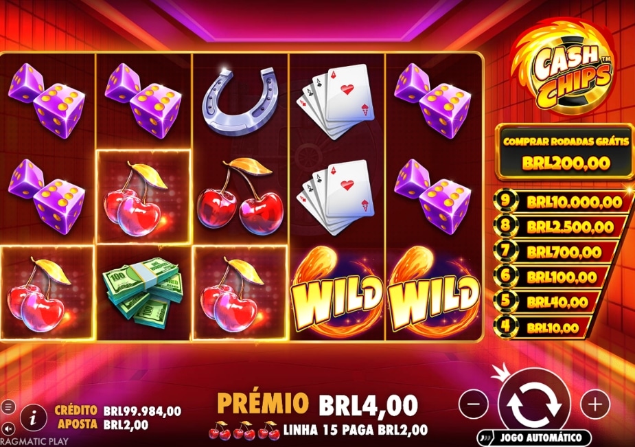 Tela do slot Cash Chips mostrando símbolos de cassino, WILDs, compra de Rodadas Grátis e prêmio em reais durante uma rodada do jogo.