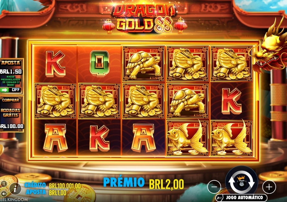 Tela do slot Dragon Gold 88 com tema asiático, dragão dourado, símbolos de animais, letras e rolos em tons de vermelho e dourado.