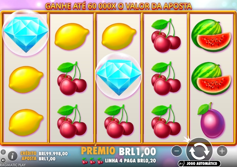 Tela do slot Extra Juicy com frutas, diamantes e prêmio em reais.