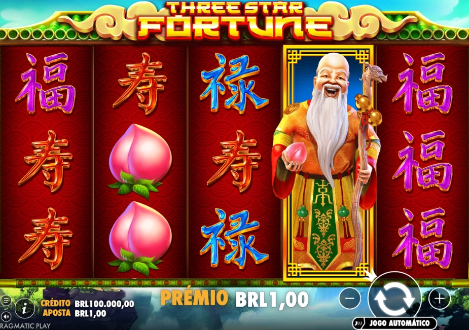 Tela do slot Three Star Fortune com símbolos chineses, pêssegos e personagem segurando um cajado.