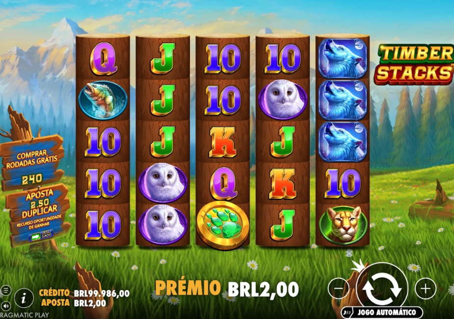 Tela do slot Timber Stacks com símbolos de lobos, corujas, peixe, puma e cartas em uma grade de 5×5.