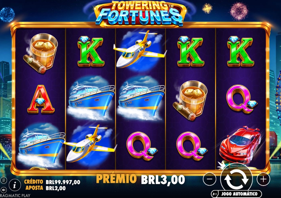 Tela do slot Towering Fortunes com símbolos de jato particular, iate, carro esportivo, whisky com charuto e cartas.