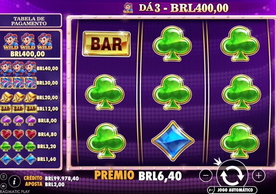 Tela do slot Triple Jokers com vários símbolos de paus, um BAR e um diamante azul, mostrando prêmio de R$ 6,40.