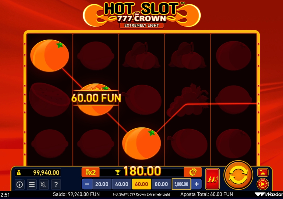 Tela do slot Hot Slot: 777 Crown Extremely Light com combinação vencedora de laranjas destacada nos rolos.