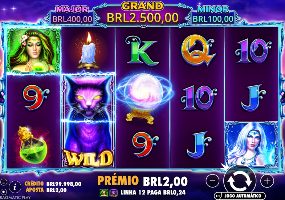 Tela do slot Wild Spells com gato preto WILD, bruxas, bola de cristal e valores dos jackpots Major, Grand e Minor.