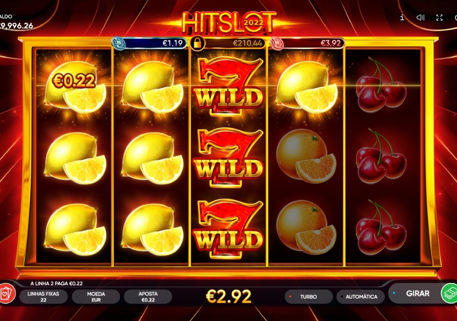2022 Hit Slot com símbolo WILD empilhado e frutas nos cinco rolos