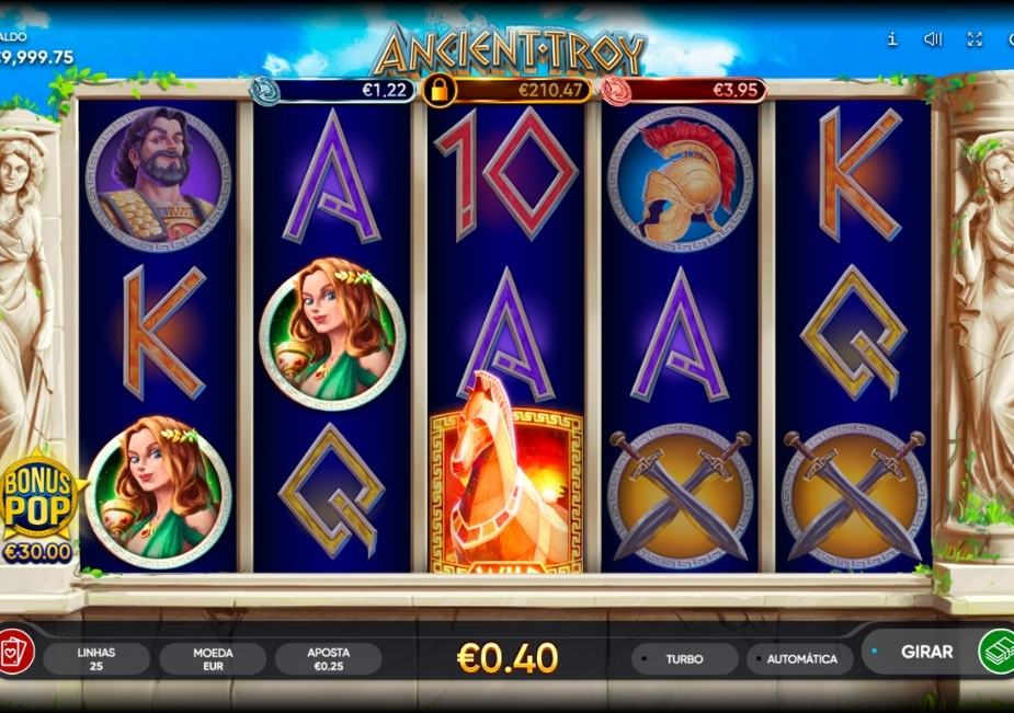 Tela do slot Ancient Troy com personagens da mitologia grega, Cavalo de Troia, capacete, espadas e letras em uma grade de 5×3.