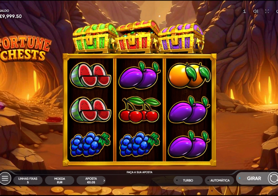 Tela do slot Fortune Chests com grade de 3×3, símbolos de frutas e baús coloridos em uma caverna.