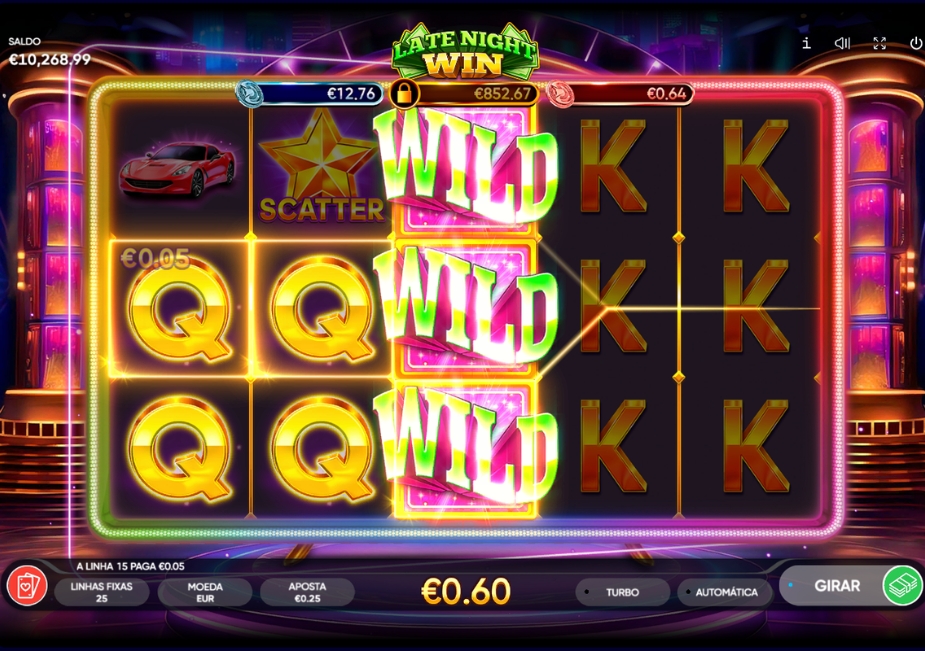 Tela do slot Late Night Win com cinco rolos, símbolos WILD empilhados, scatter e cartas em destaque.